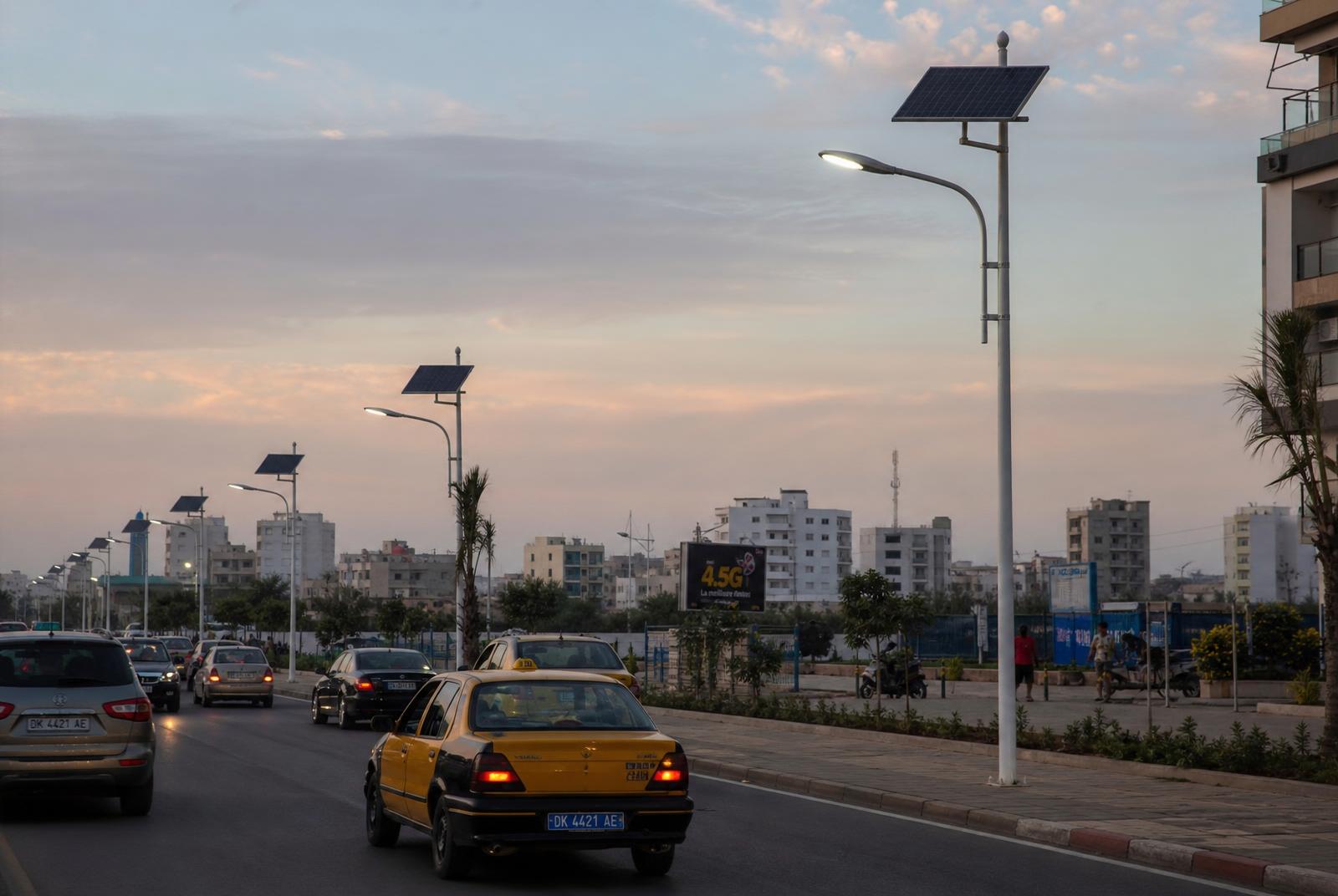 Lampadaires solaires LED autonomes